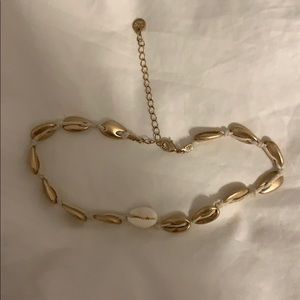 Shell choker necklace